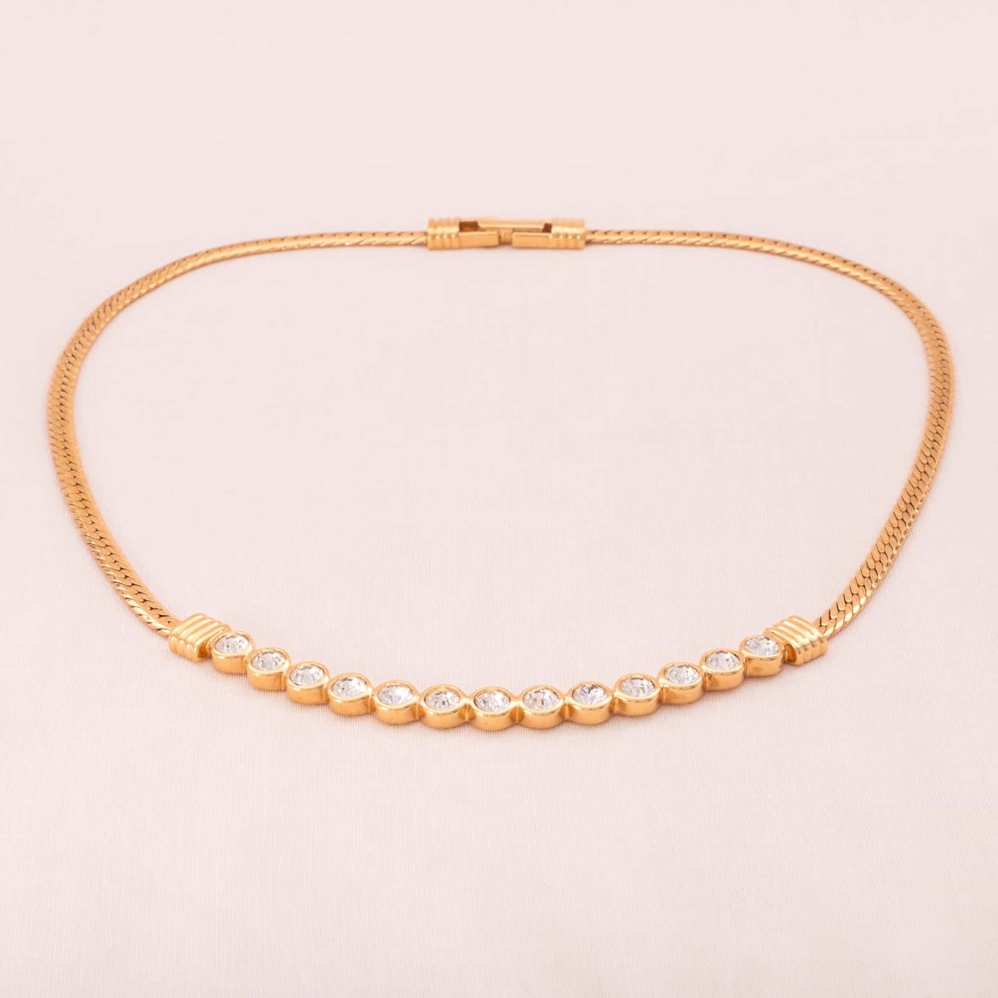 Swarovski-vergoldete-Halskette-rund-gefasste-Kristalle-Seitenansicht