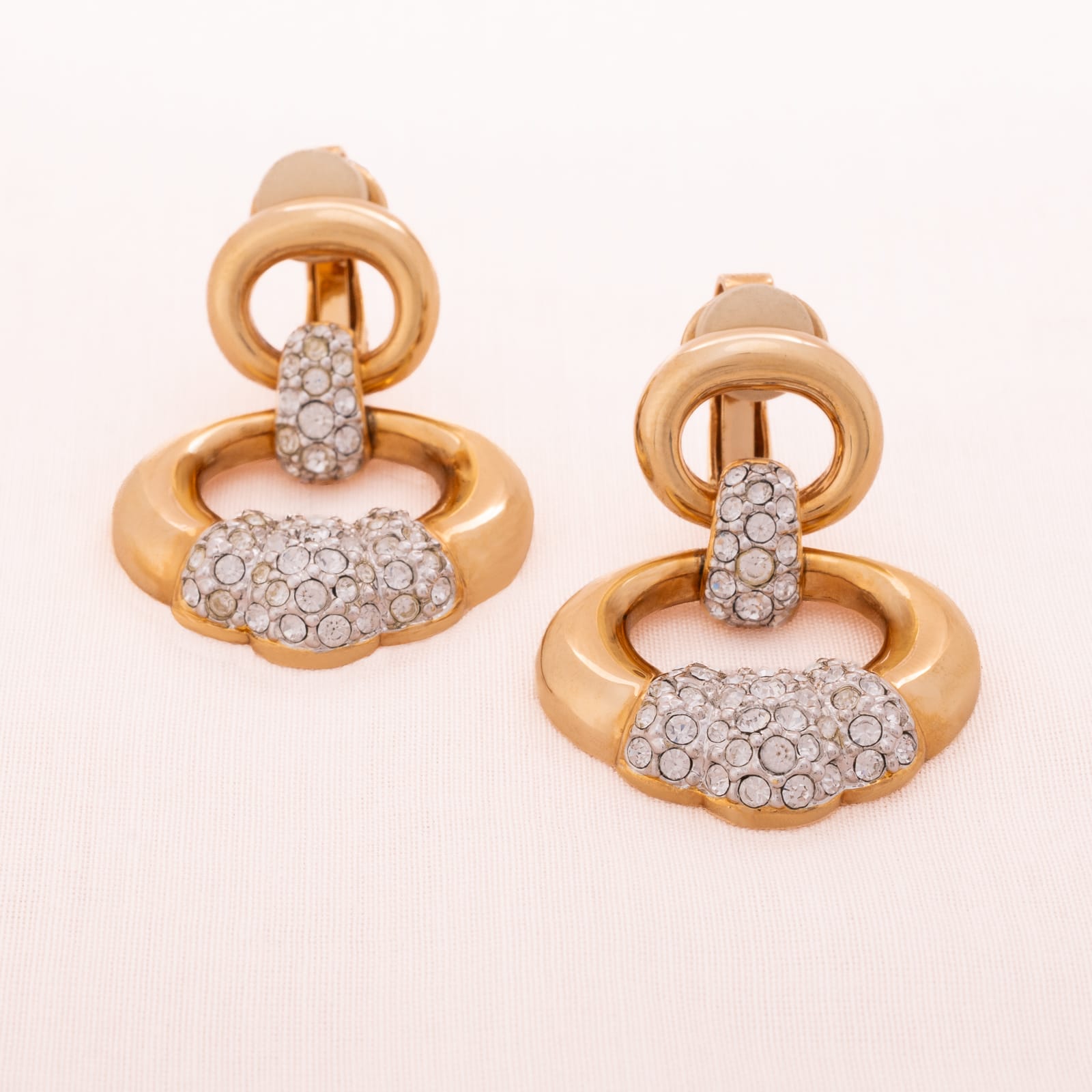 Swarovski-vergoldete-Ohrclips-Türklopfer-Design-liegende-Ansicht
