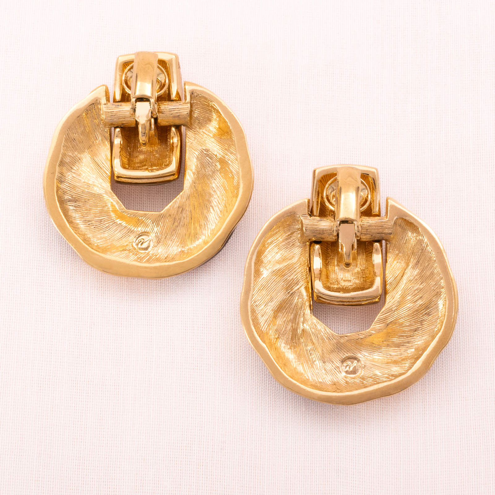 Swarovski-Türklopfer-Ohrclips-vergoldete-Rückseite-Schwan-signiert