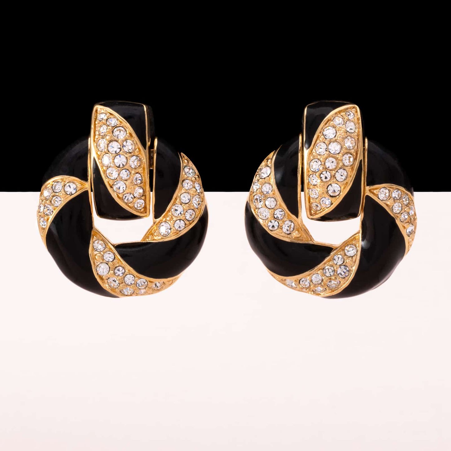 Swarovski-Türklopfer-Ohrclips-vergoldet-mit-schwarzer-Emaille-Kristallsteinen-verziert