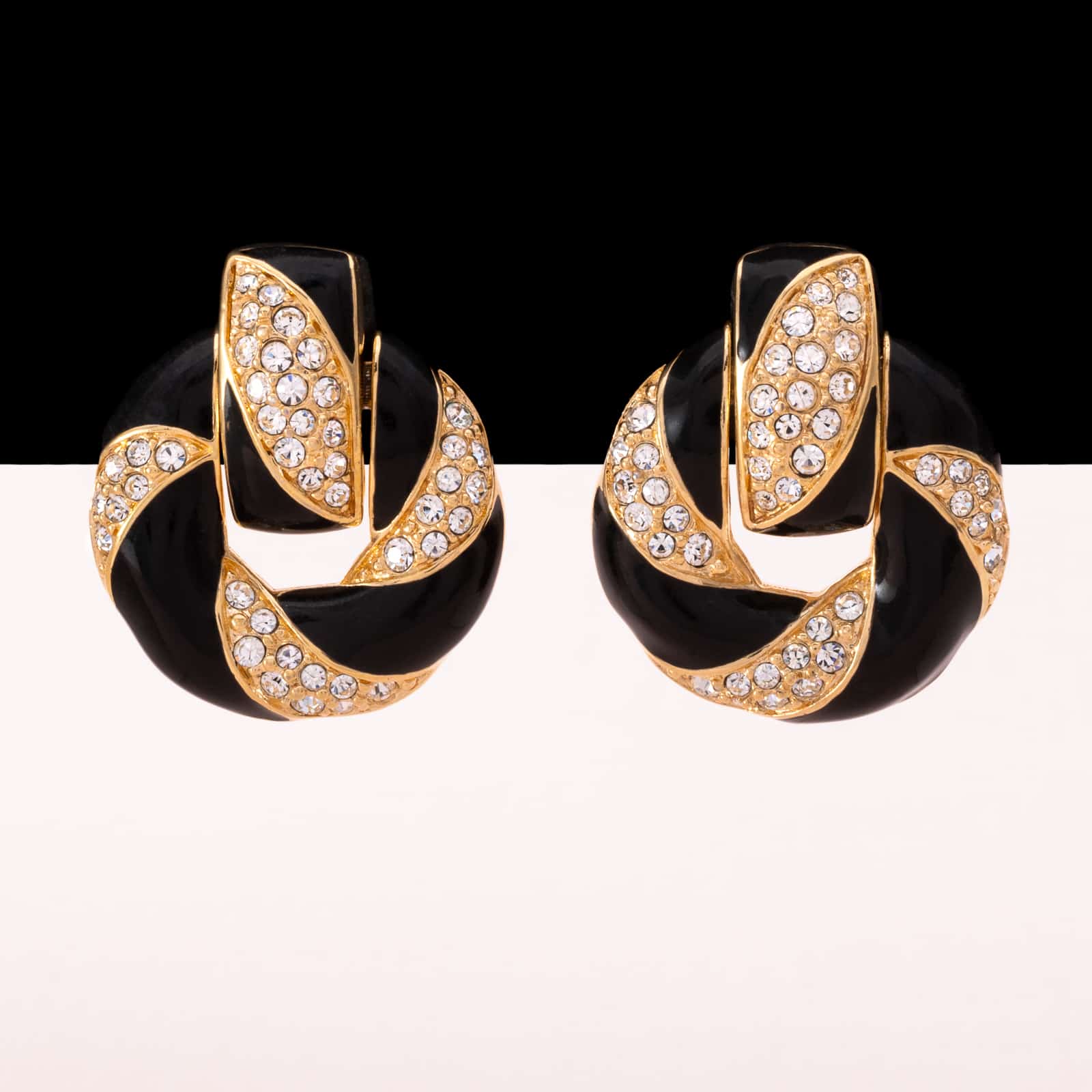 Swarovski-Türklopfer-Ohrclips-vergoldet-mit-schwarzer-Emaille-Kristallsteinen-verziert