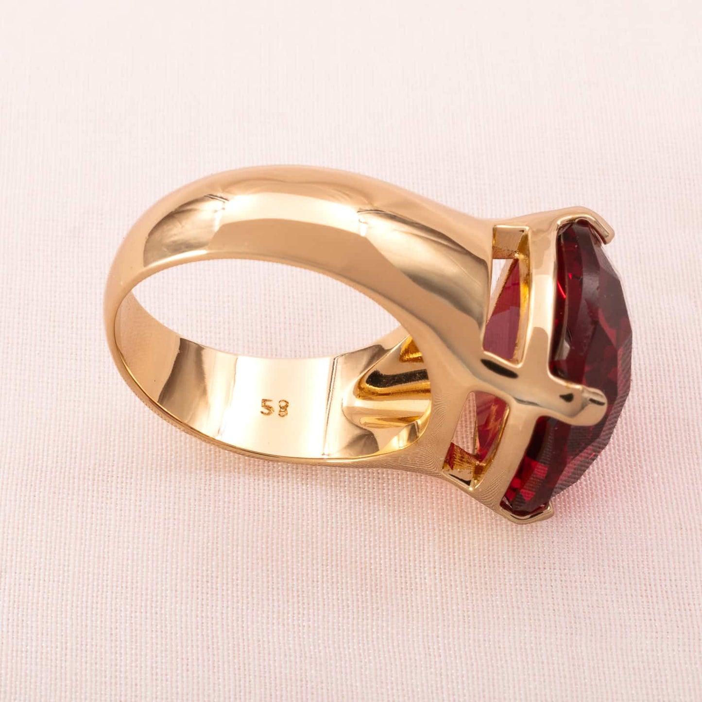 Swarovski-Ring-vergoldet-pink-roter-glitzernder-Kristall-Seitenansicht