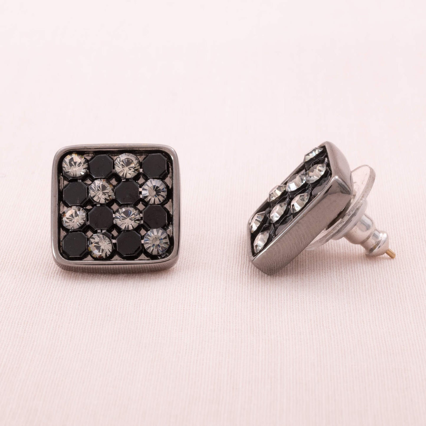 Swarovski-eckige-Ohrringe-mit-schwarz-grauen-Kristallen