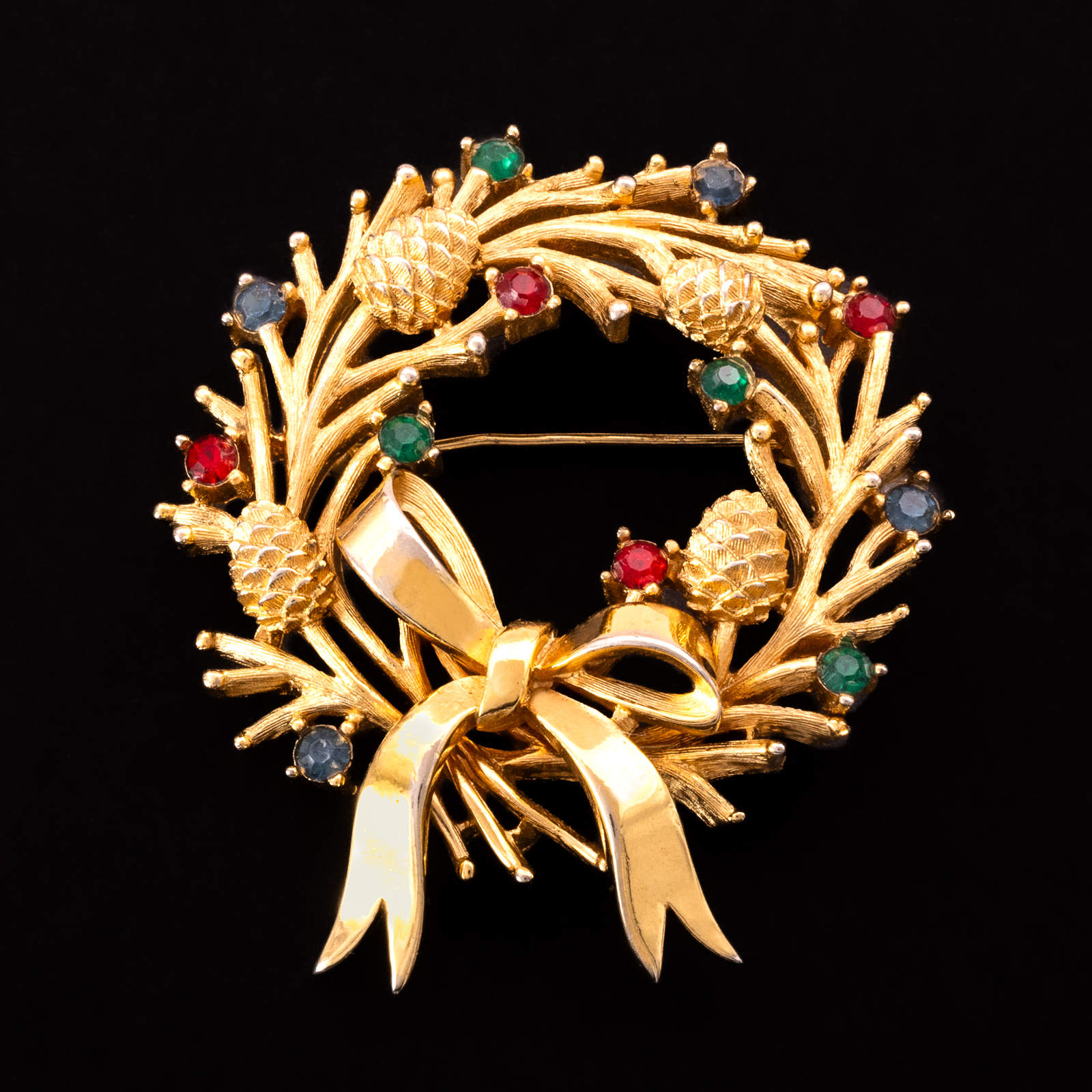 Trifari-Brosche-vergoldeter-Weihnachtskranz-mit-Schleife-und-Strass