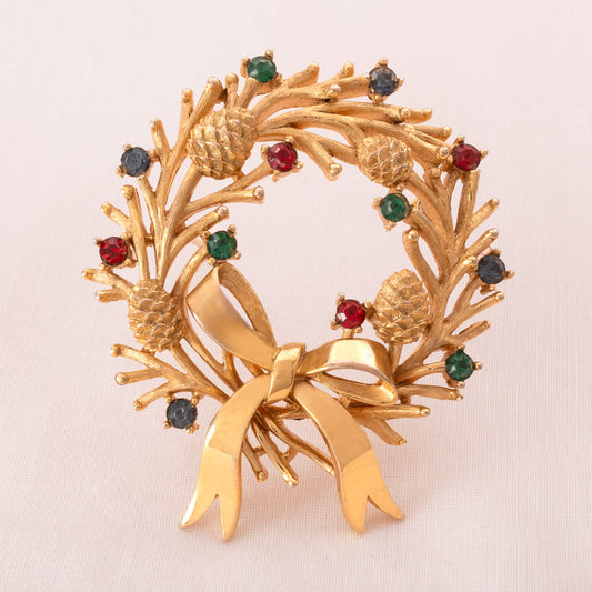 Trifari-Brosche-vergoldeter-Weihnachtskranz-mit-Schleife-und-Strass