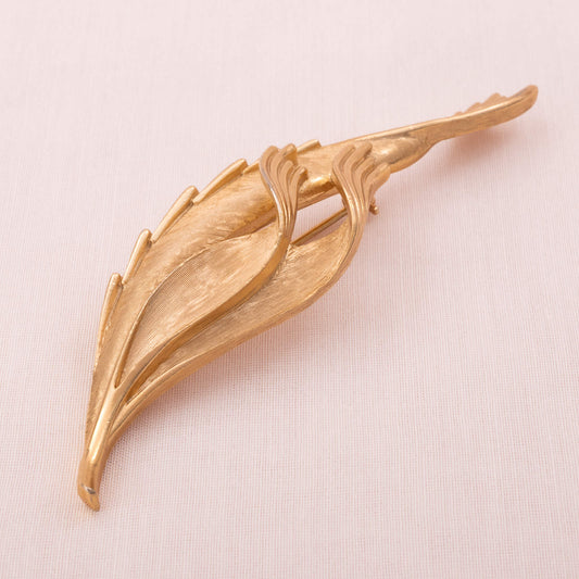 Trifari-Brosche-geschwungenes-Blatt-vergoldet
