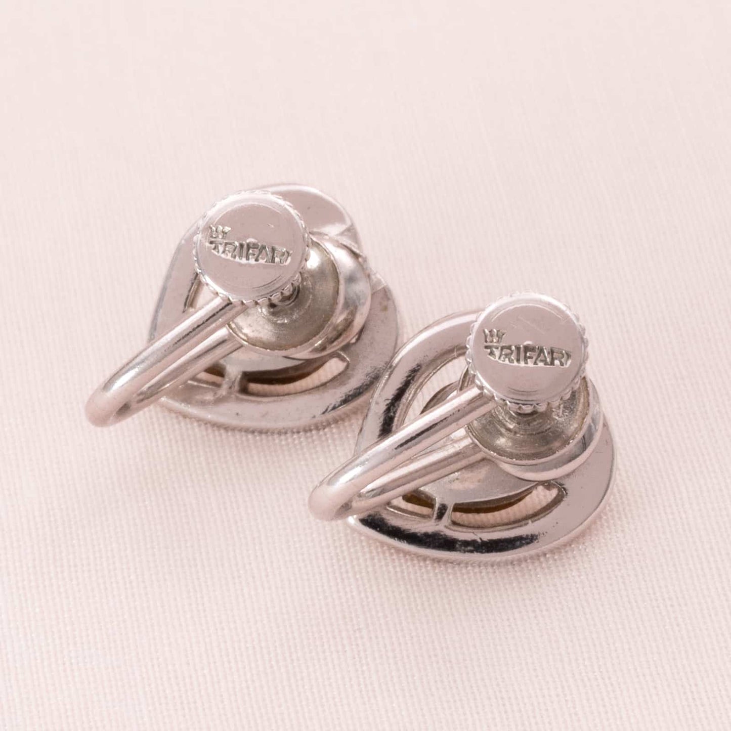TRIFARI classic heart screw-on earrings