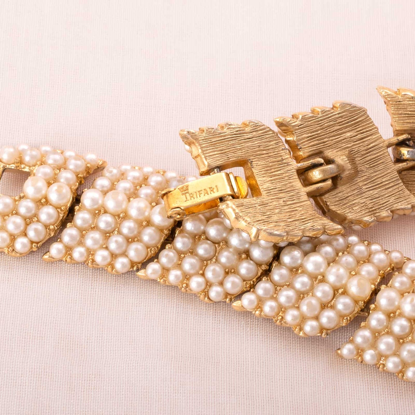 Trifari-Perlen-Armband-vergoldet-Signatur-Krone