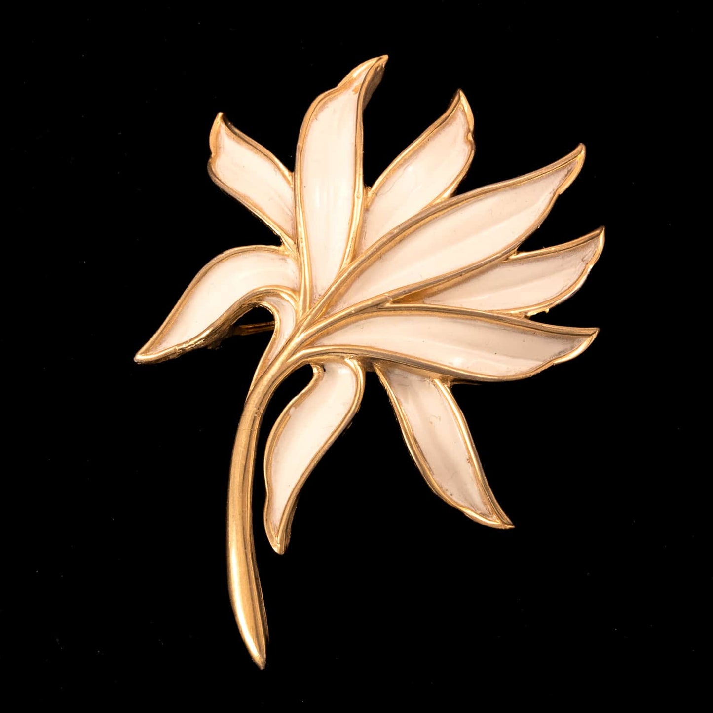 Trifari-vergoldete-Blatt-Brosche-weiß-emailliert