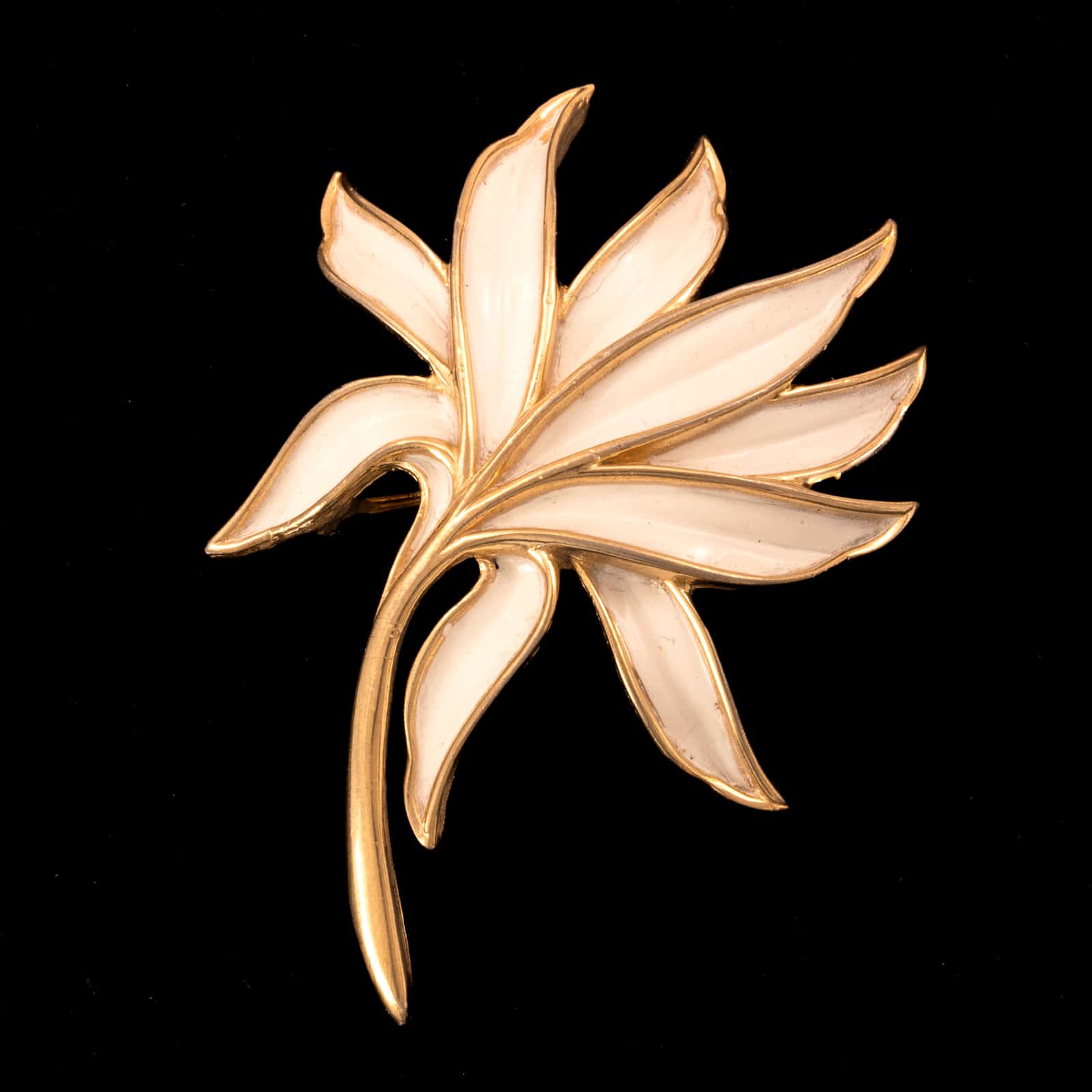 Trifari-vergoldete-Blatt-Brosche-weiß-emailliert