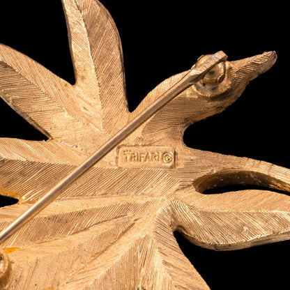 Trifari-vergoldete-Blatt-Brosche-Signatur