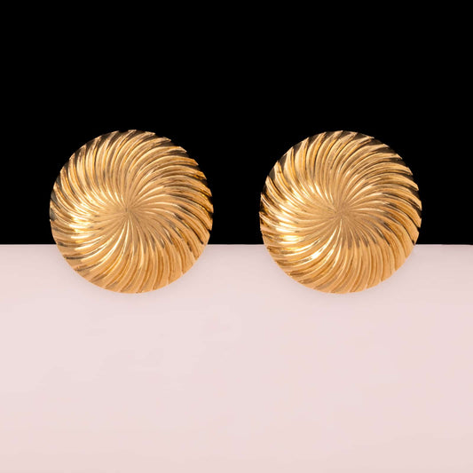 Trifari-vergoldete-runde-Ohrclips-spiralförmiges-Rippenmuster