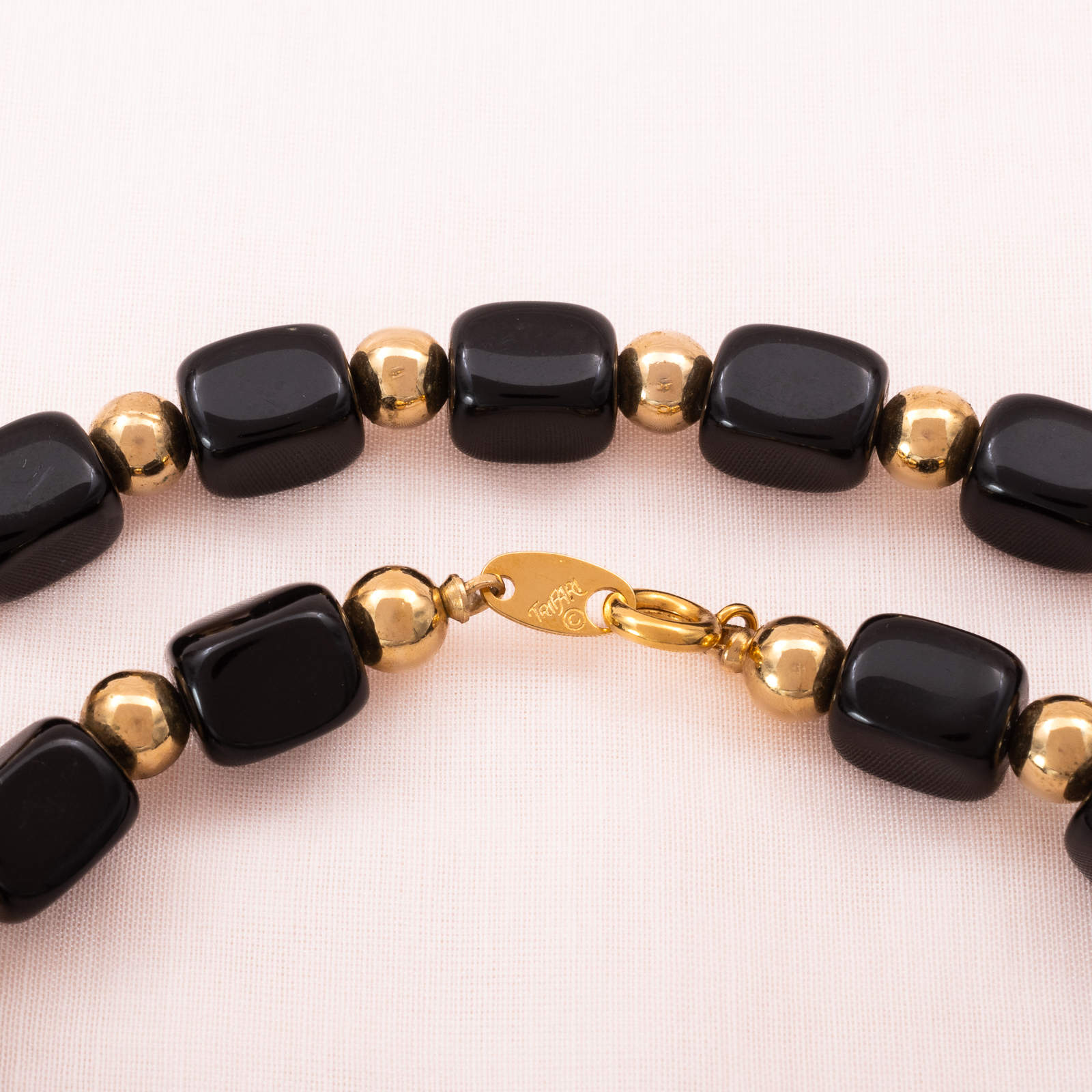 Trifari-Halskette-eckige-schwarze-Kunststoff-Perlen-80er-Jahre-Verschluss-Signatur
