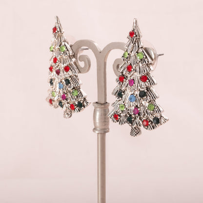 Silberfarbene-Weihnachtsbaum-Ohrringe-mit-buntem-Strass-geschmückt-Seitenansicht