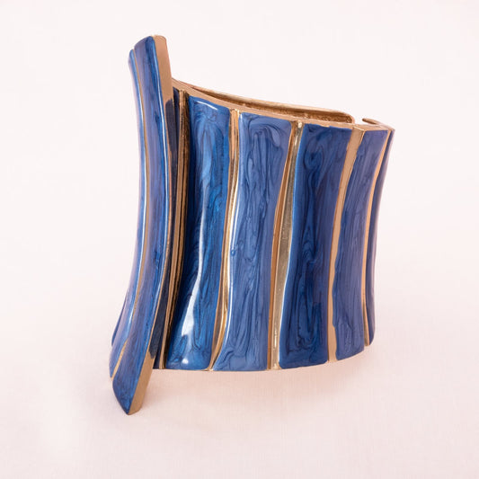 Breiter-Armreif-mit-blauen-Emaille-Streifen