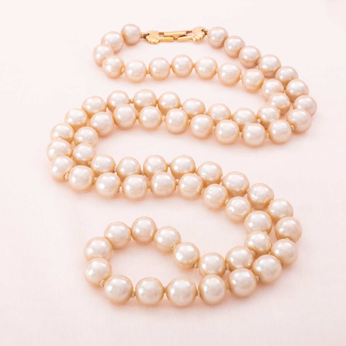 Lange-Perlenkette-hochwertig-vergoldeter-Verschluss
