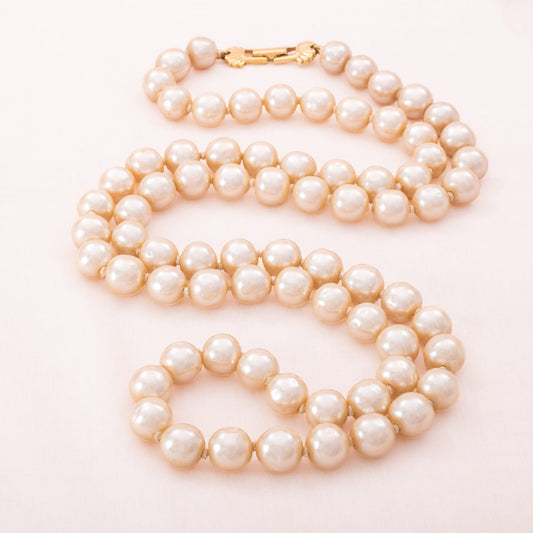Lange-Perlenkette-hochwertig-vergoldeter-Verschluss