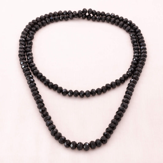 Lange-schwarze-Halskette-mit-Kristallperlen
