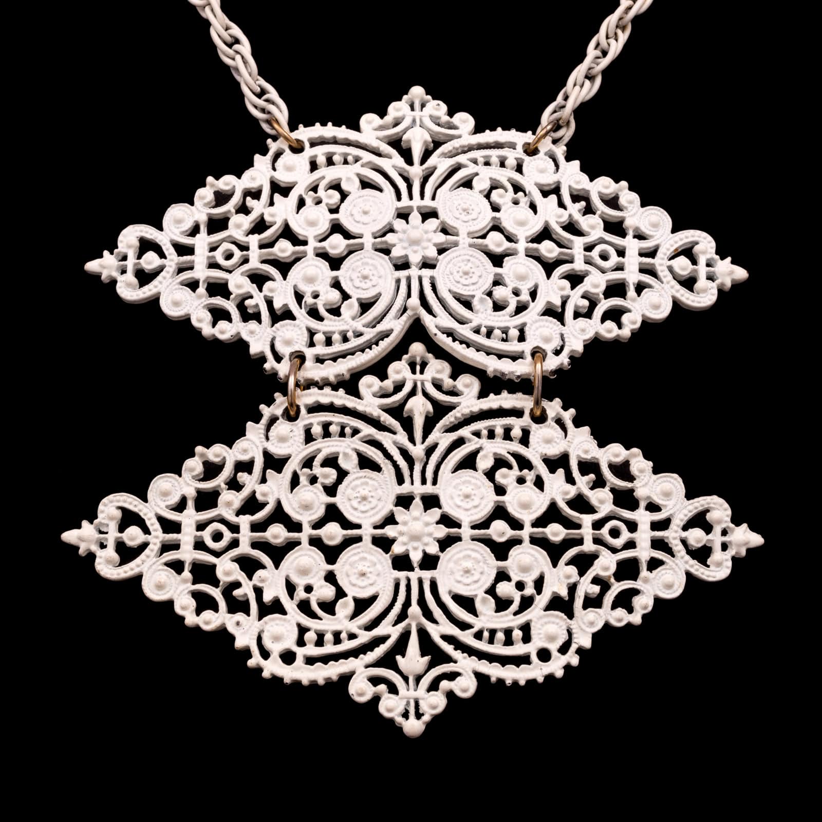 Weiße-Halskette-von-1970-im-Lace-Design