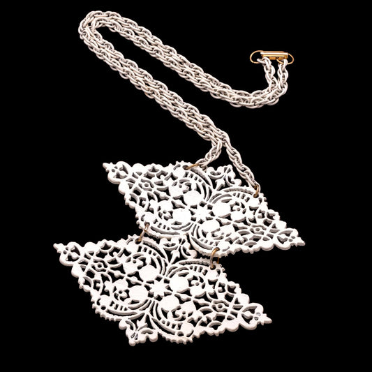 Weiße-Halskette-von-1970-im-Lace-Design