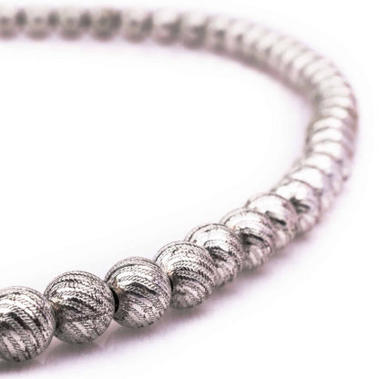 Metallperlenkette-strukturierte-silberfarbene-Perlen