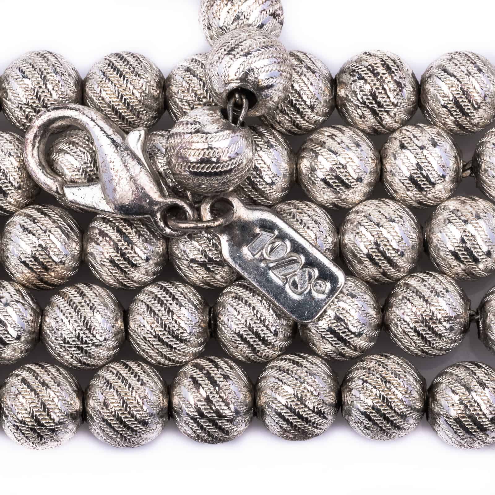Metallperlenkette-strukturierte-silberfarbene-Perlen-1928-Signatur