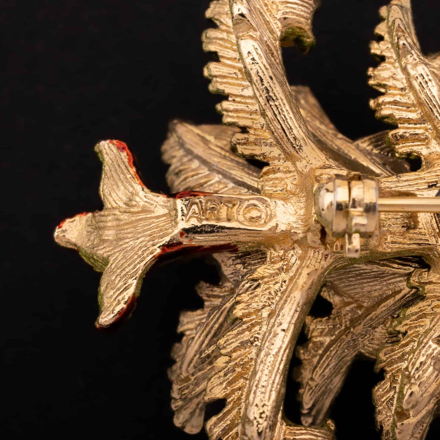 ART-Weihnachtsbaum-Brosche-Signatur