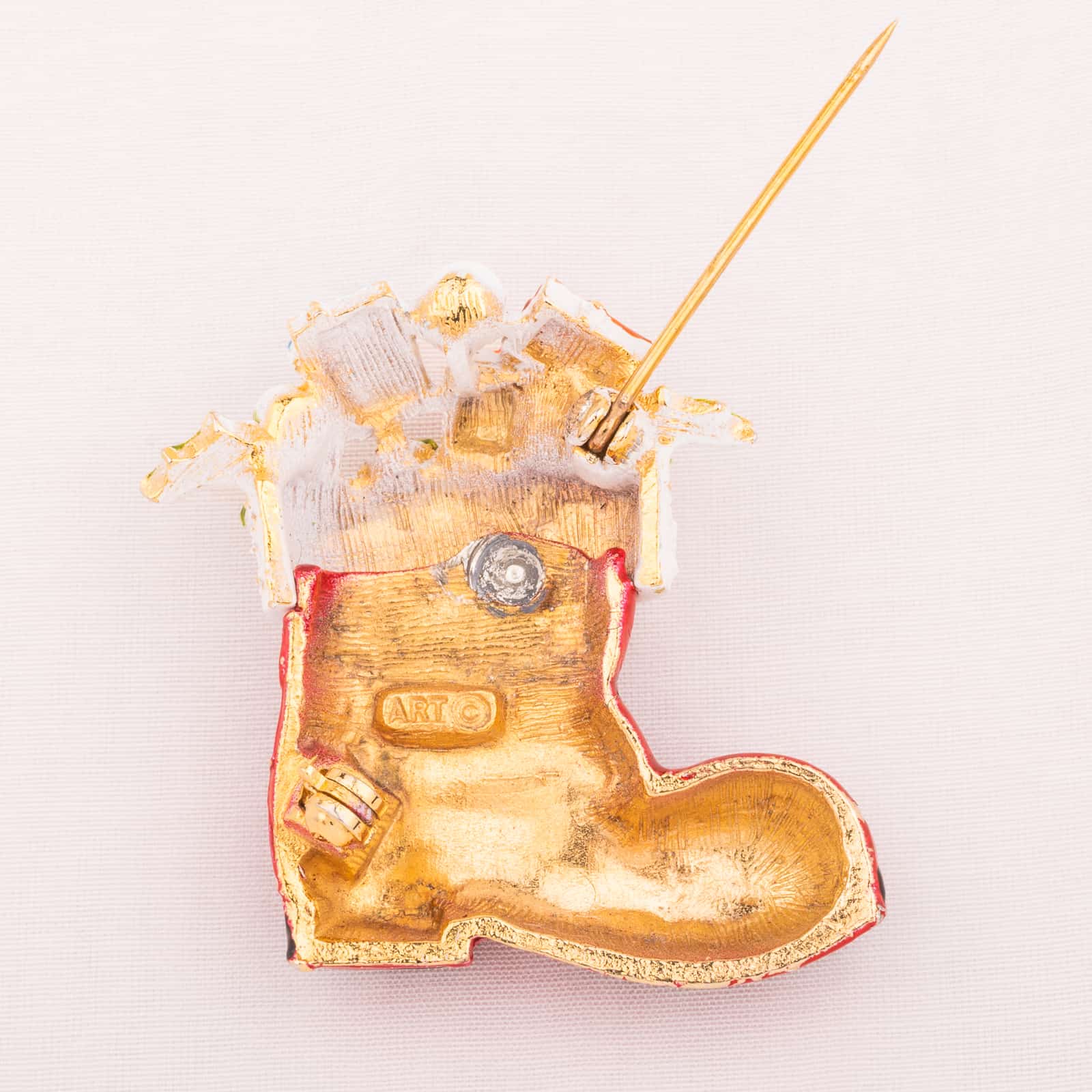 Art-Vintage-Weihnachtsbrosche-Santas-Stiefel-Rückseite-goldfarben