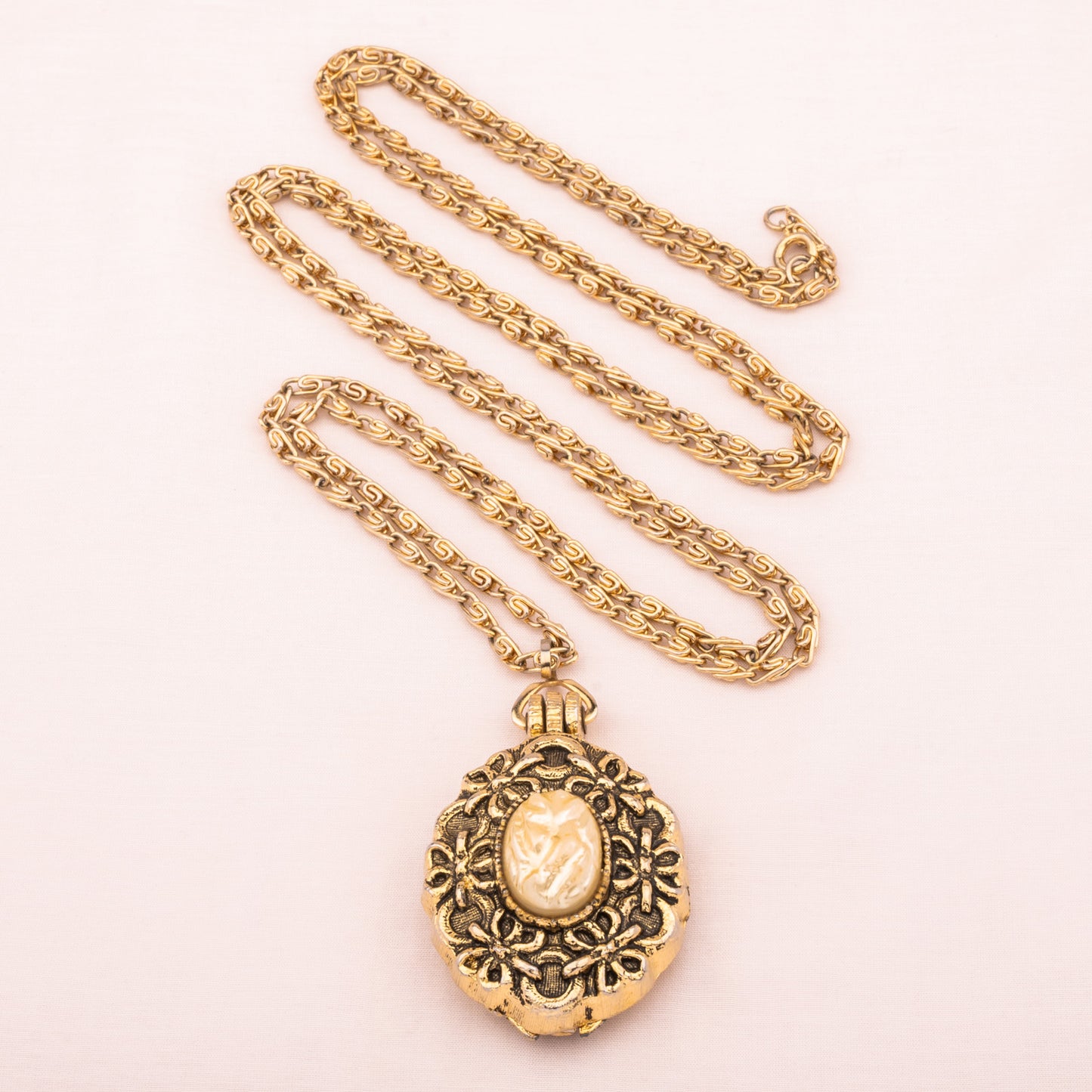 Lange goldfarbene Kette mit Medaillon
