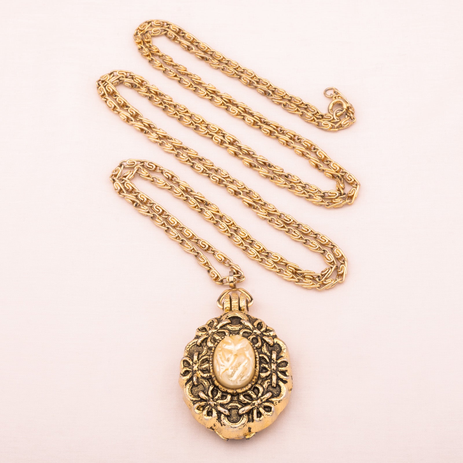 Lange goldfarbene Kette mit Medaillon