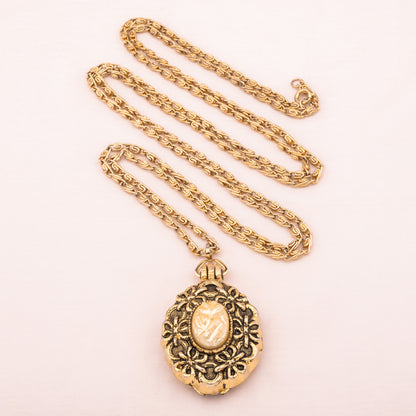 Lange goldfarbene Kette mit Medaillon