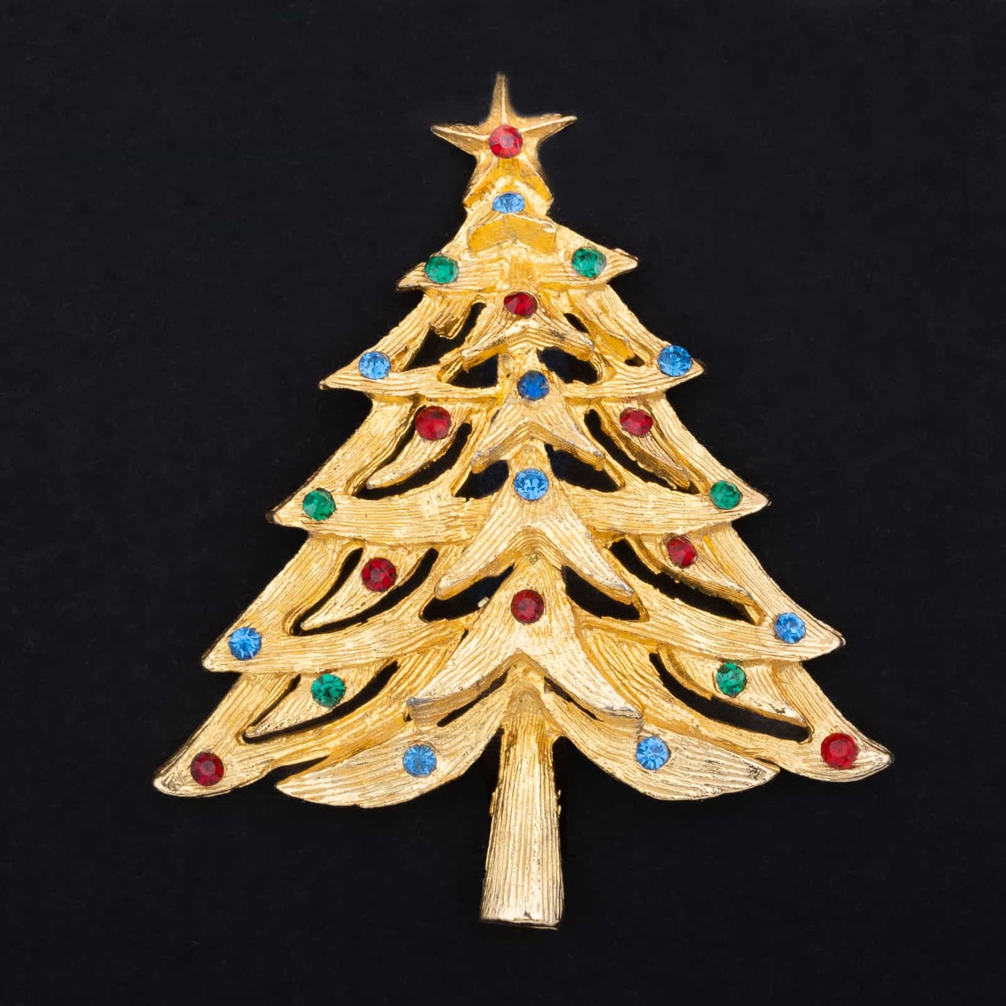 Weihnachtsbaum-Brosche-goldfarben-mit-bunten-Strasssteinen