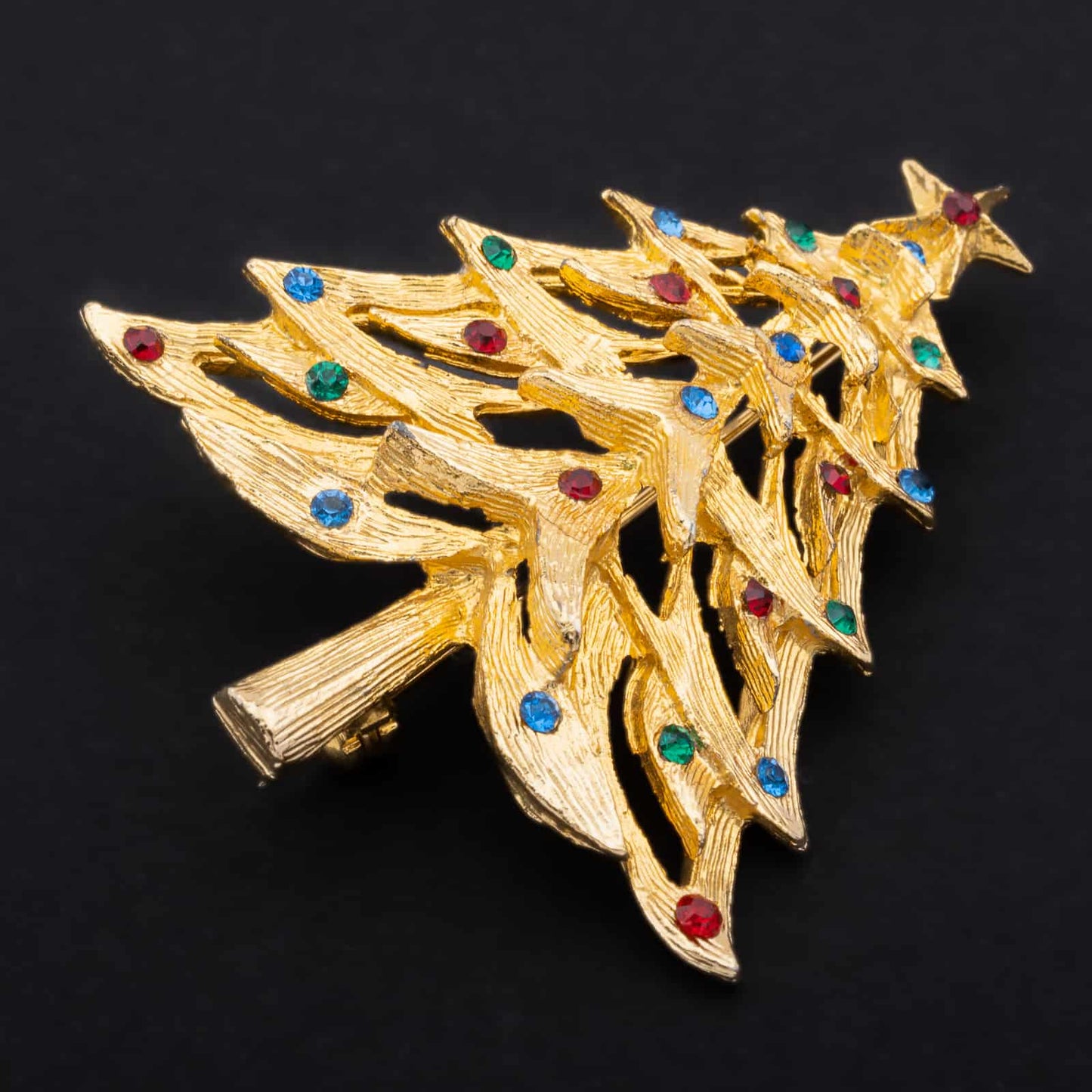 Weihnachtsbaum-Brosche-goldfarben-mit-bunten-Strasssteinen