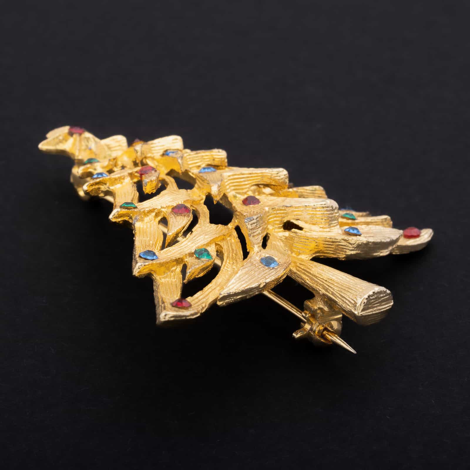 Weihnachtsbaum-Brosche-goldfarben-mit-bunten-Strasssteinen