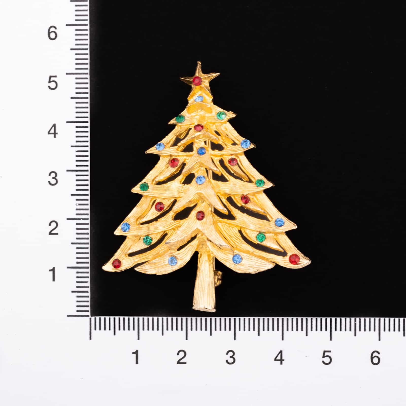 Weihnachtsbaum-Brosche-goldfarben-mit-bunten-Strasssteinen