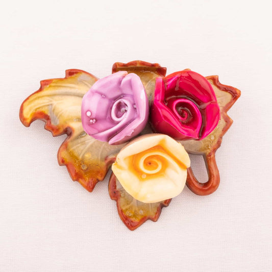 Vintage-Blumen-Brosche-aus-handbemaltem-Kunststoff