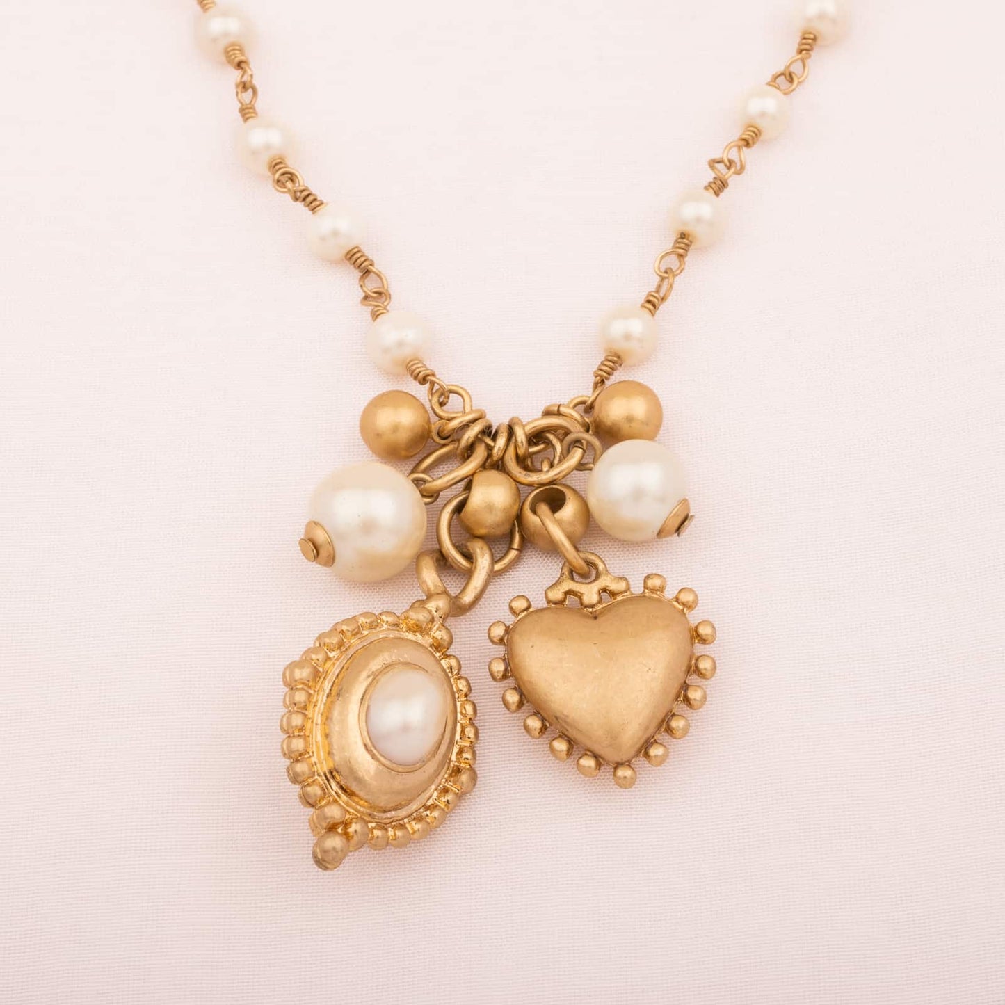 Carolee-goldfarbene-Halskette-mit-Perlen-und-mehreren-Anhängern