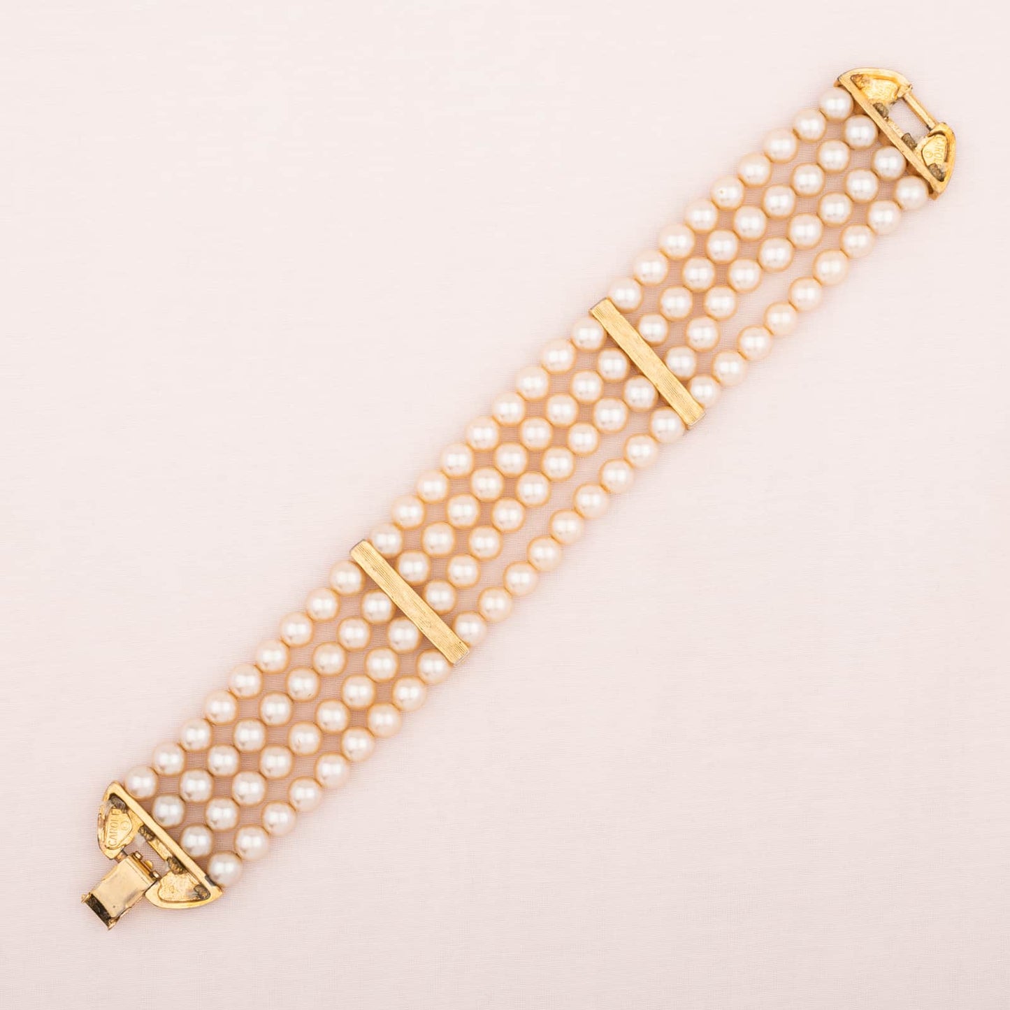 Carolee-vier-reihiges-Perlen-Armband-Rückseite