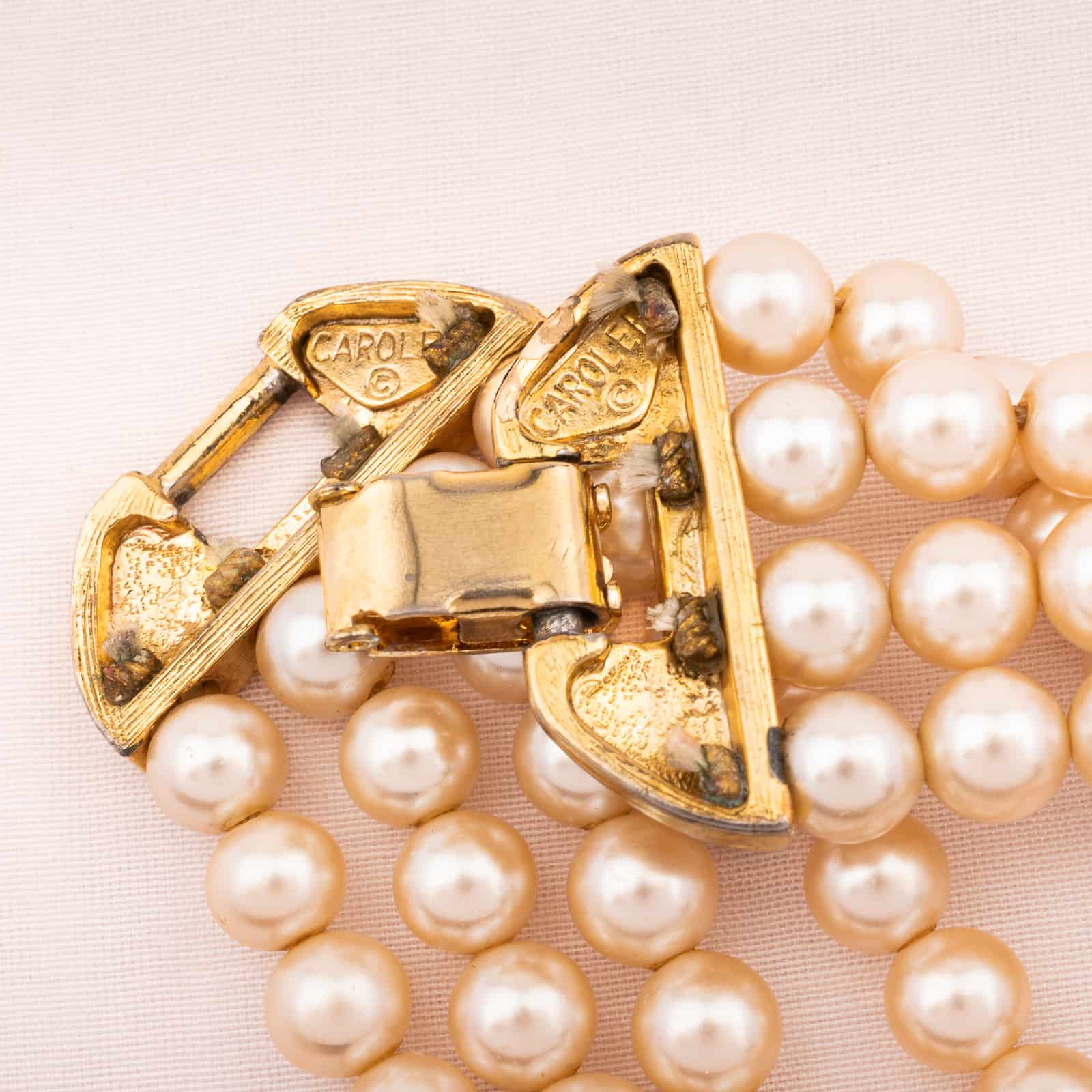 Carolee-vier-reihiges-Perlen-Armband-Signatur