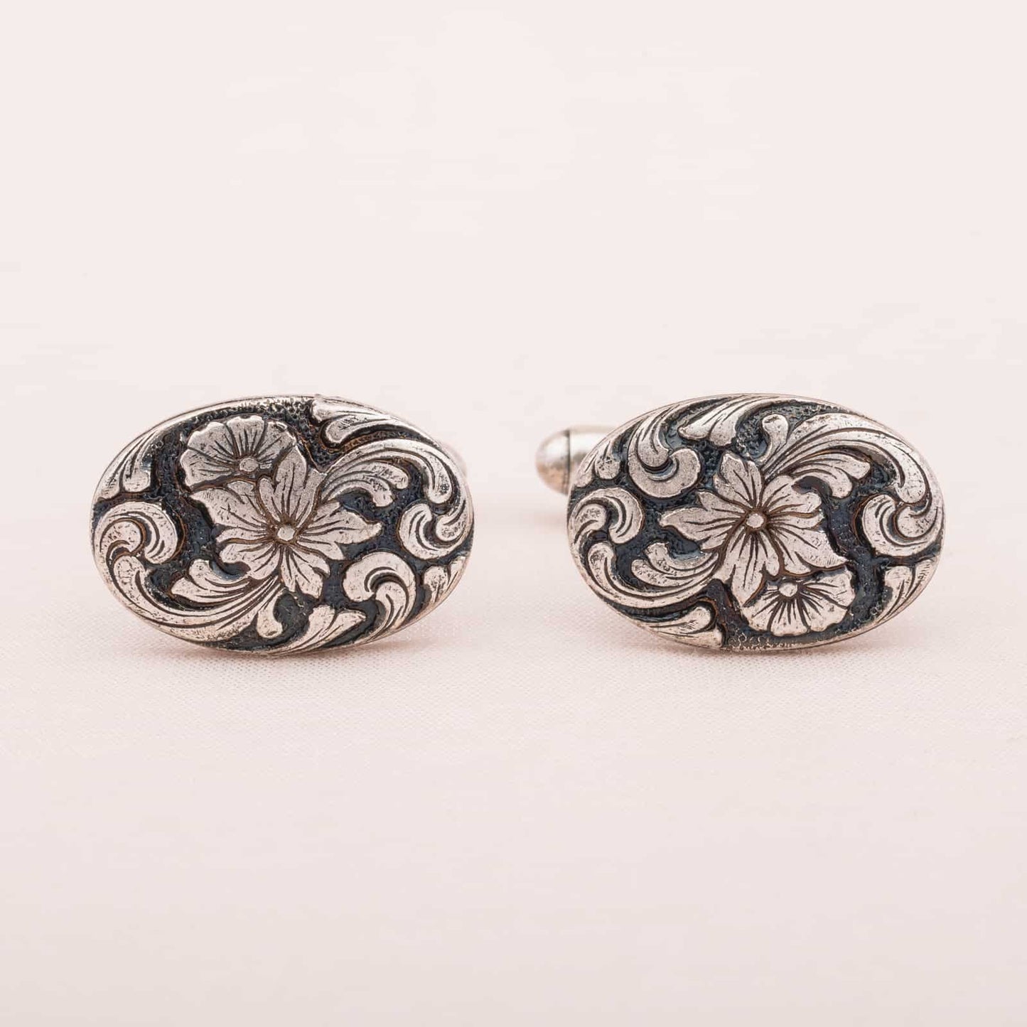 Christian-Dior-silberfarbene-Vintage-Manschettenknöpfe-mit-Blumenmuster