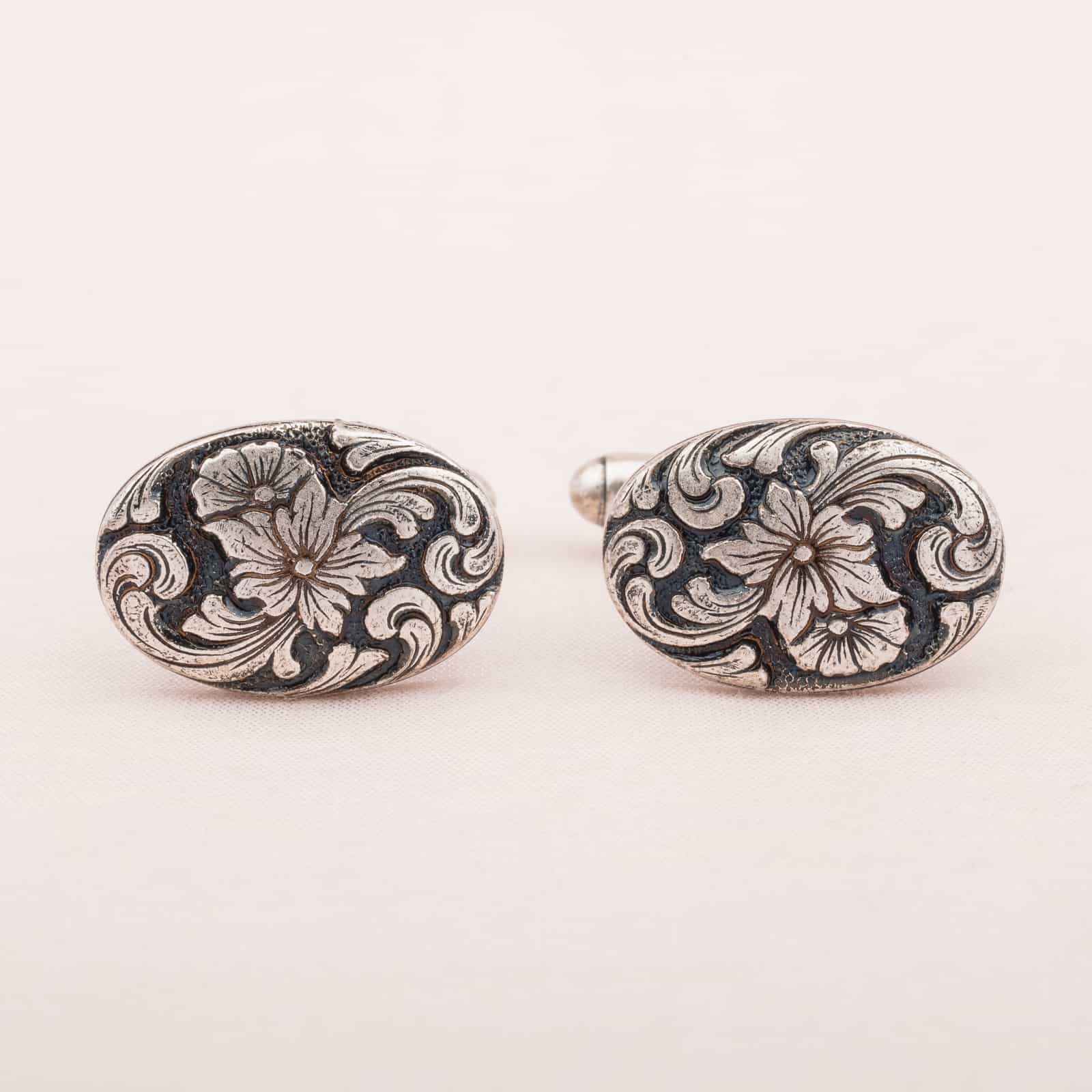 Christian-Dior-silberfarbene-Vintage-Manschettenknöpfe-mit-Blumenmuster