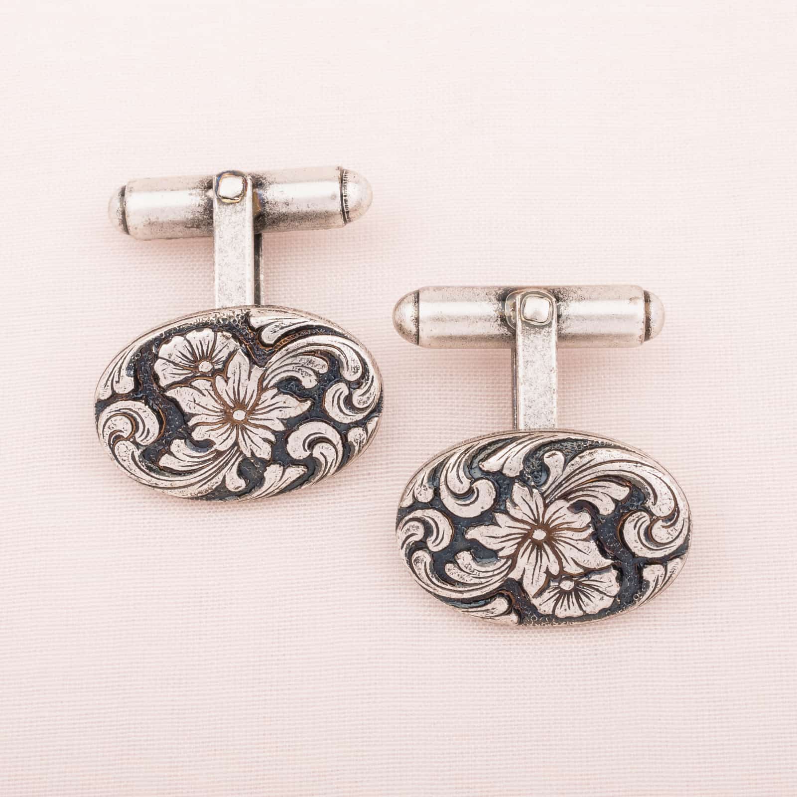 Christian-Dior-silberfarbene-Vintage-Manschettenknöpfe-mit-Blumenmuster