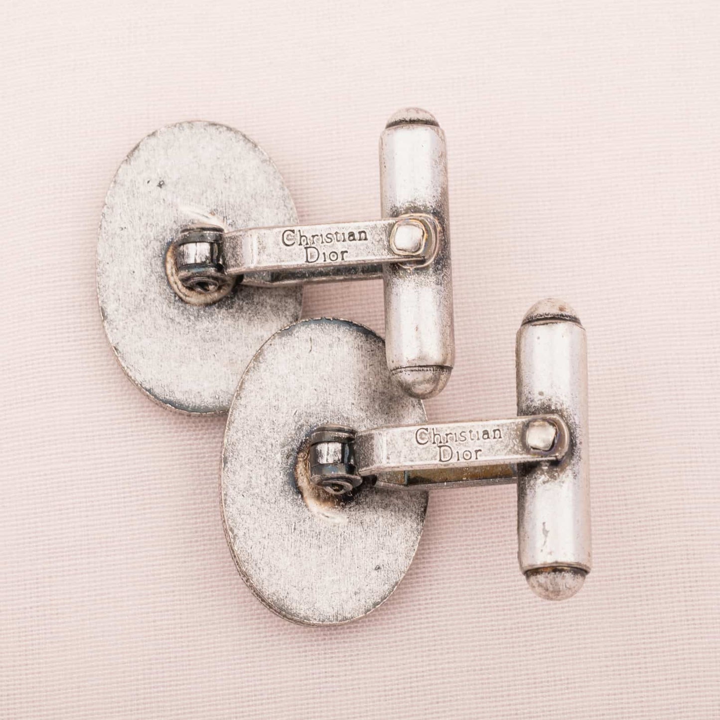 Christian-Dior-silberfarbene-Vintage-Manschettenknöpfe-mit-Signatur