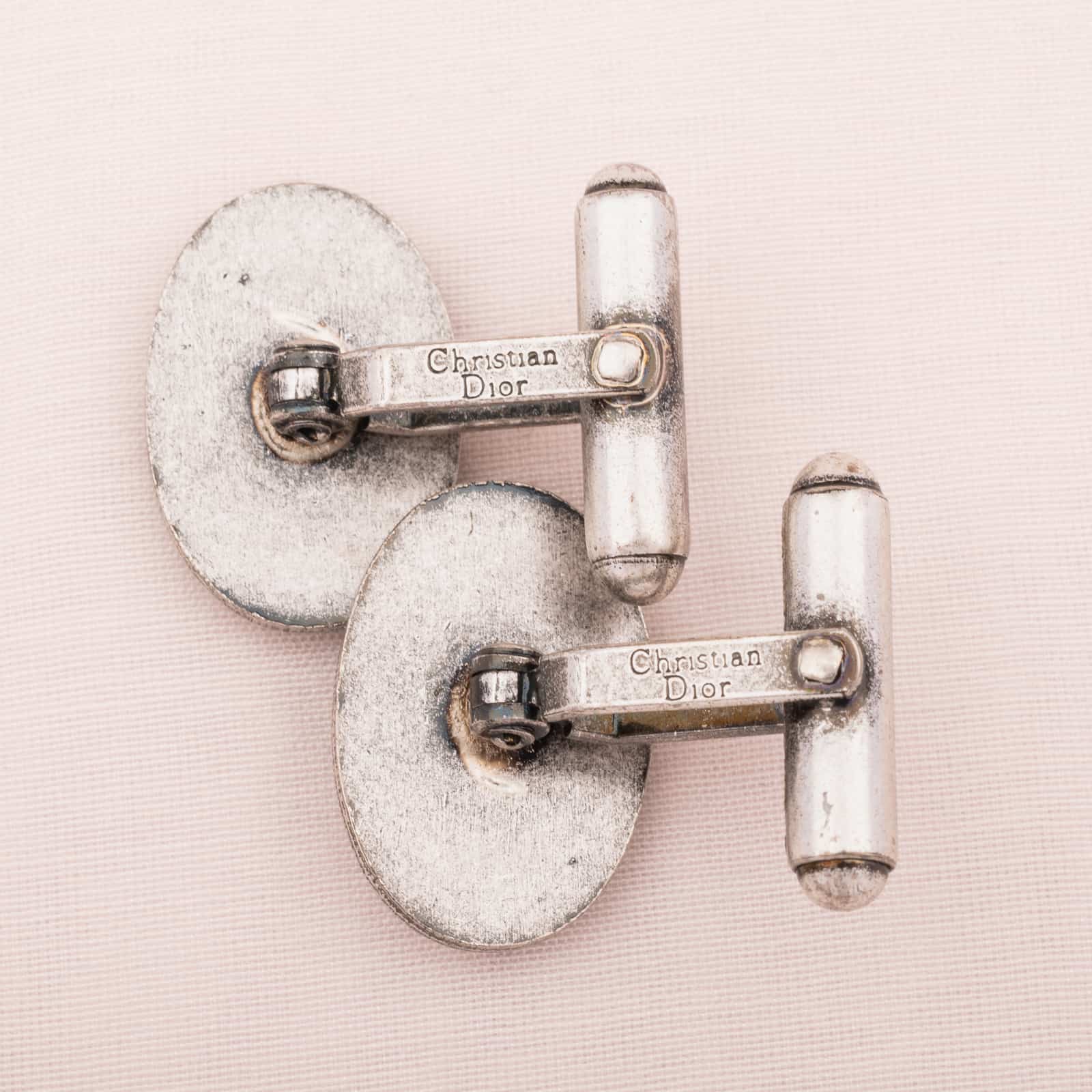 Christian-Dior-silberfarbene-Vintage-Manschettenknöpfe-mit-Signatur