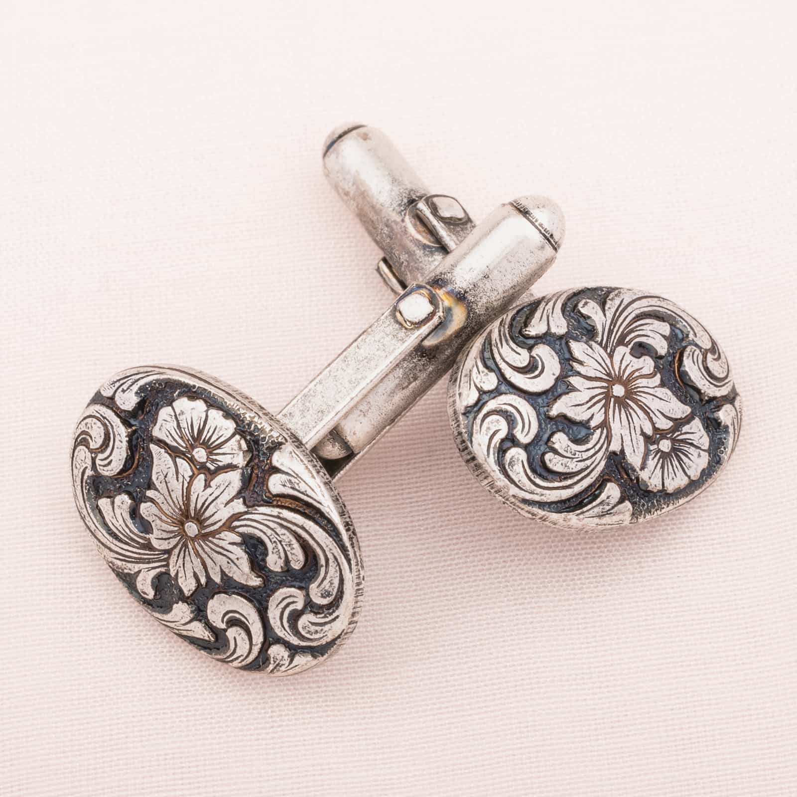 Christian-Dior-silberfarbene-Vintage-Manschettenknöpfe-mit-Blumenmuster