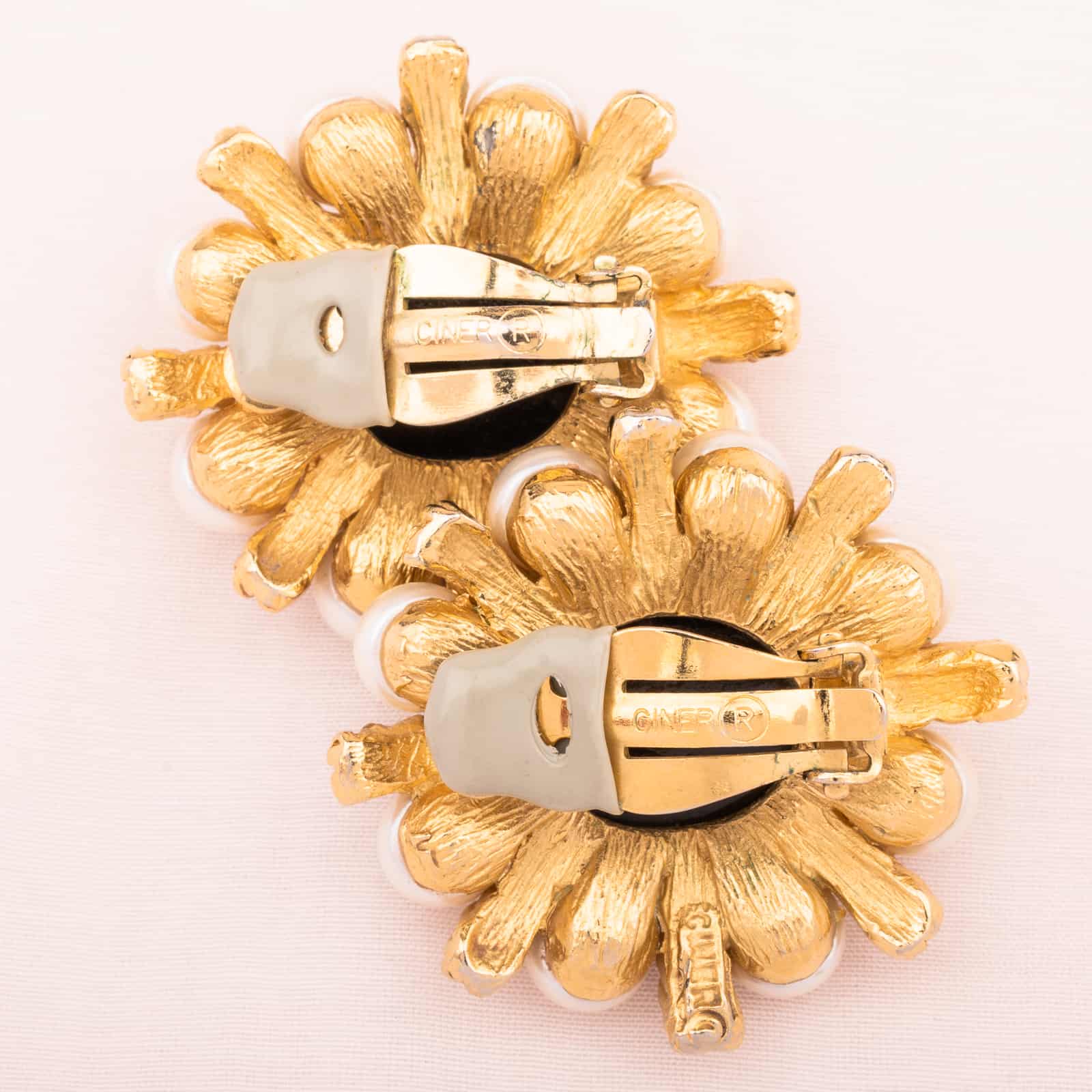 Ciner-Ohrclips-Schwarzer-Cabochon-Perlen-Rückseite