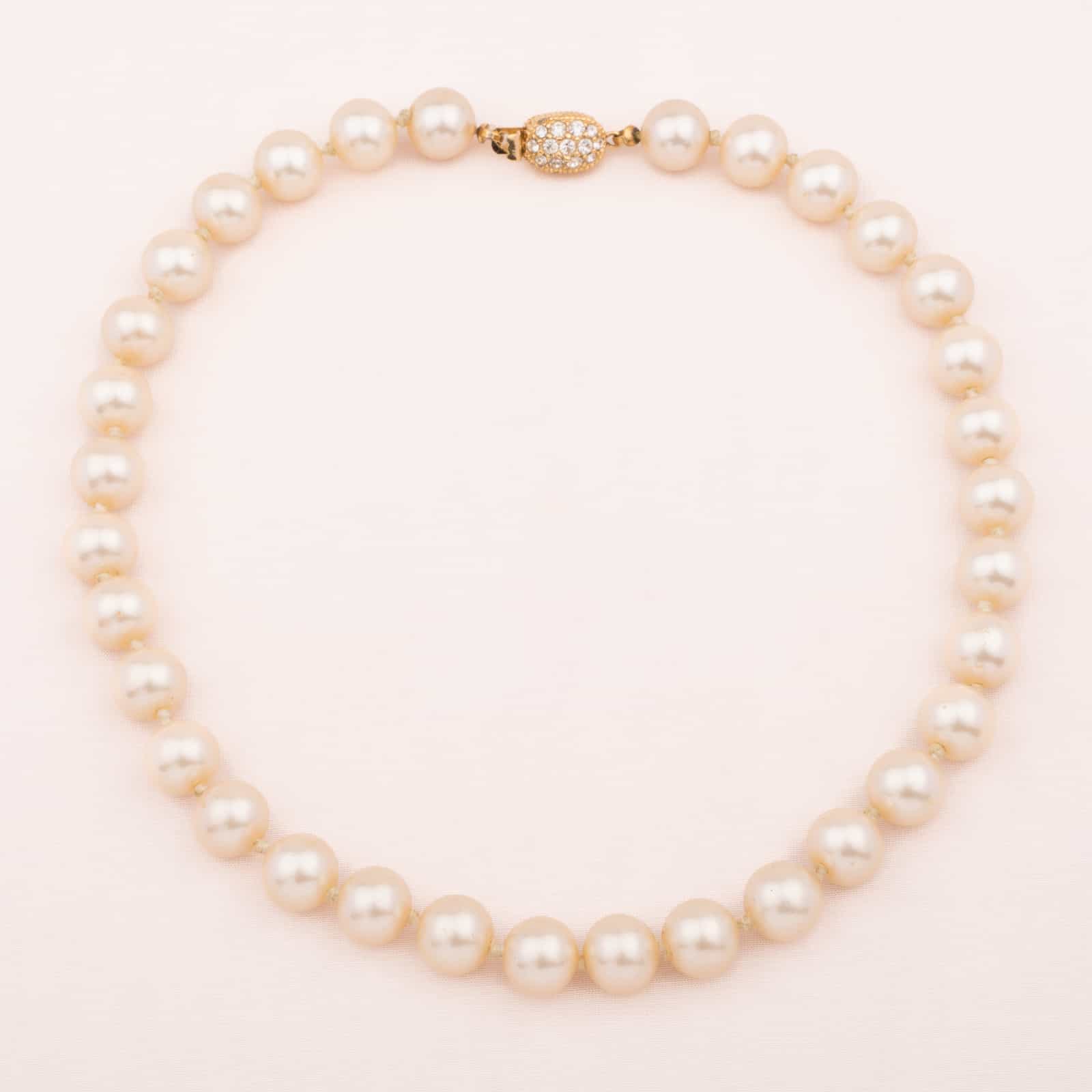 Ciner-Perlenkette-mit-Strass-Verschluss