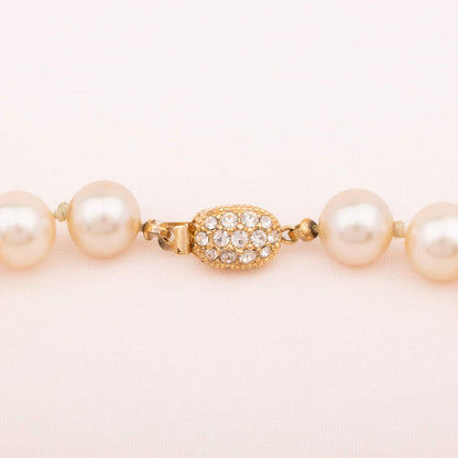 Ciner-Perlenkette-mit-ovalem-Strass-Verschluss