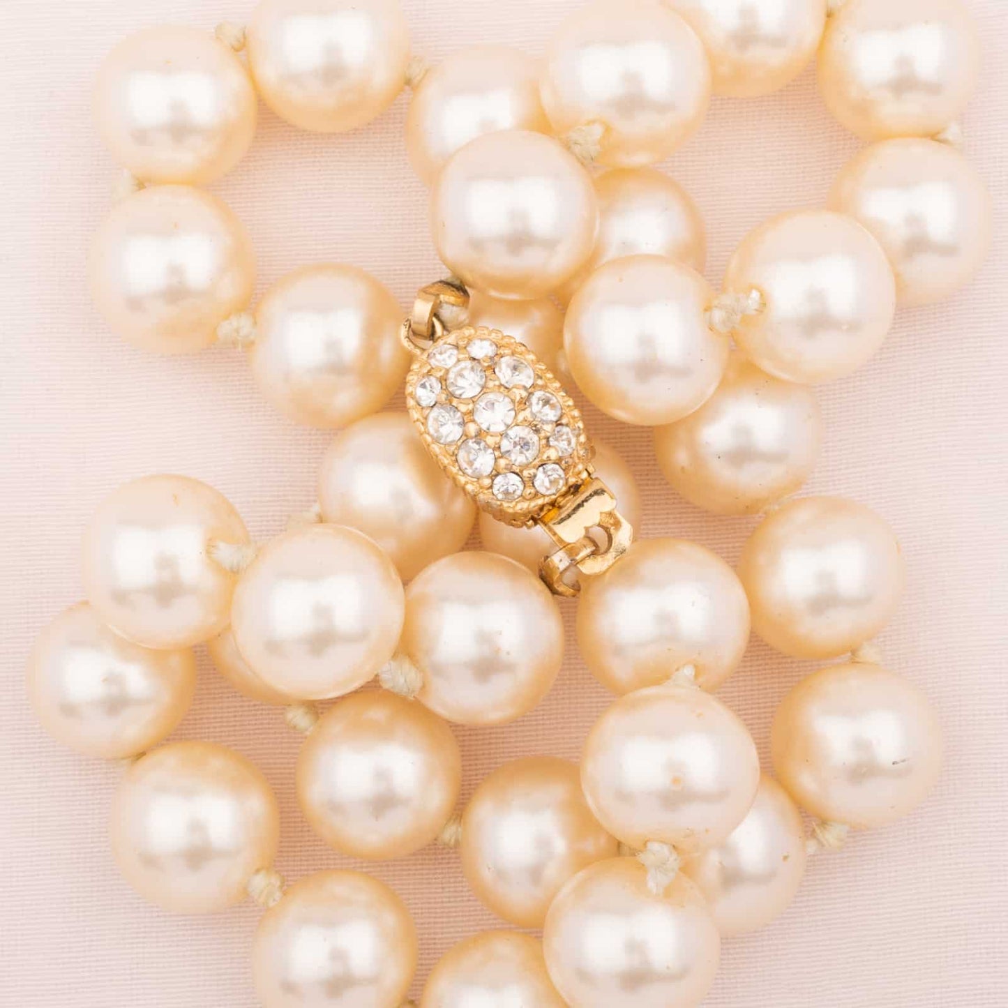 Ciner-Perlenkette-mit-ovalem-Strass-Verschluss