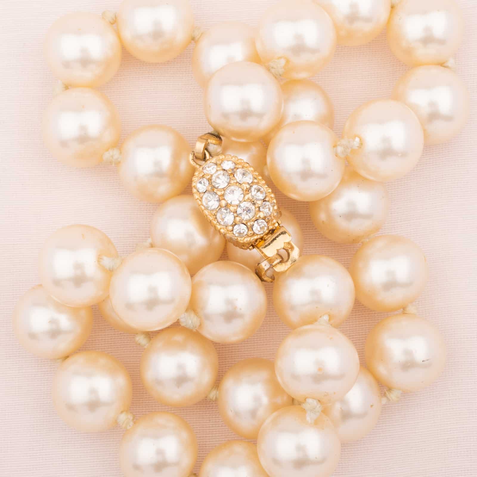 Ciner-Perlenkette-mit-ovalem-Strass-Verschluss